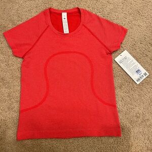NWT Lululemon Swiftly Tech Short Sleeve 2.0 Race Size 4 in Soleil Red w/ White